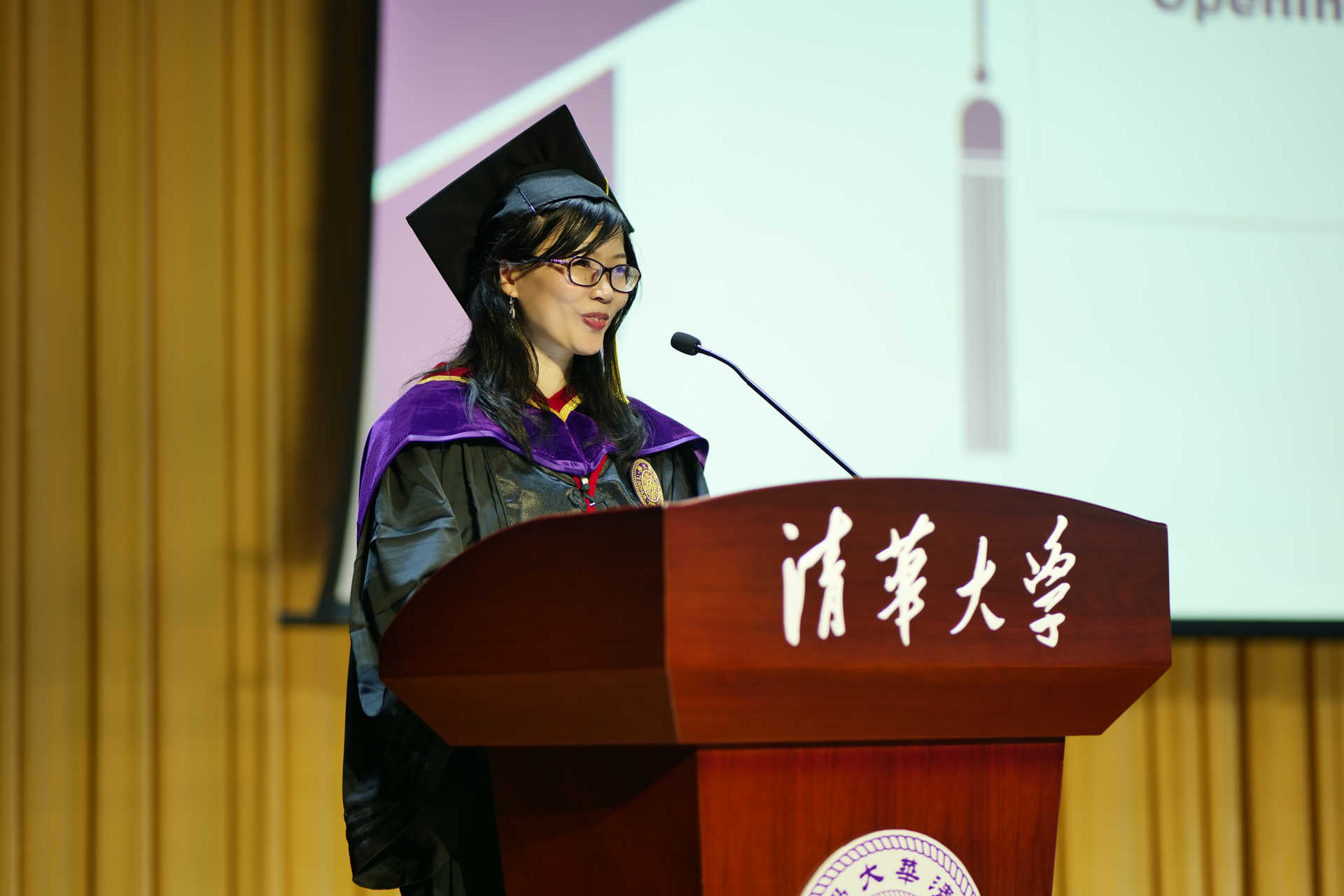 20240630-清华大学新闻与传播学院2024年毕业典礼成功举行-新闻学院-张莉主持毕业典礼.JPG