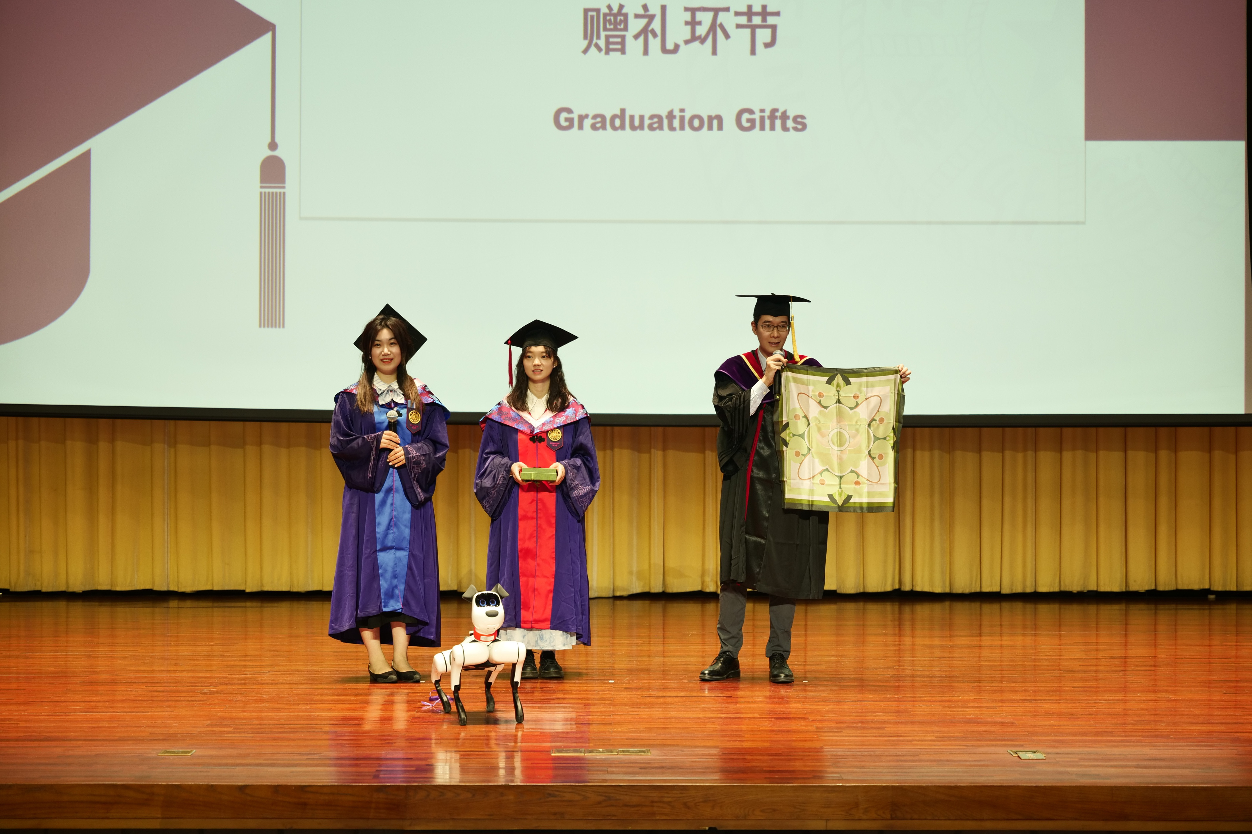 20240630-清华大学新闻与传播学院2024年毕业典礼成功举行-新闻学院-赠礼环节.JPG