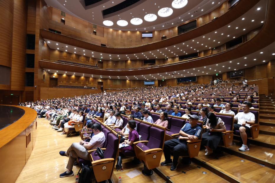 20240814-2024年“学在清华”新生亲友交流会举行-曹文鹏-会场.png