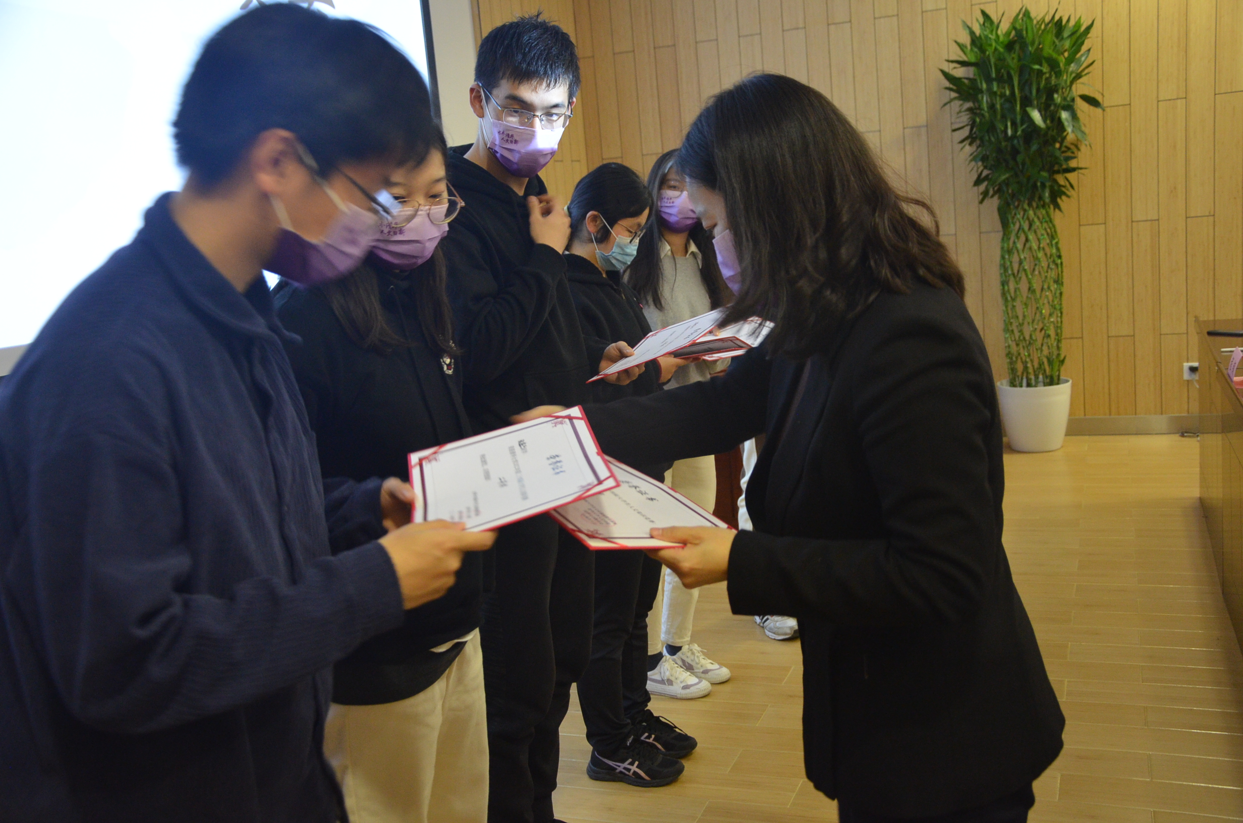 20221120-“流觞曲水”清华大学第二十四届大学生人文知识竞赛圆满落幕-白易晗-高阳老师为获奖队伍颁奖.JPG