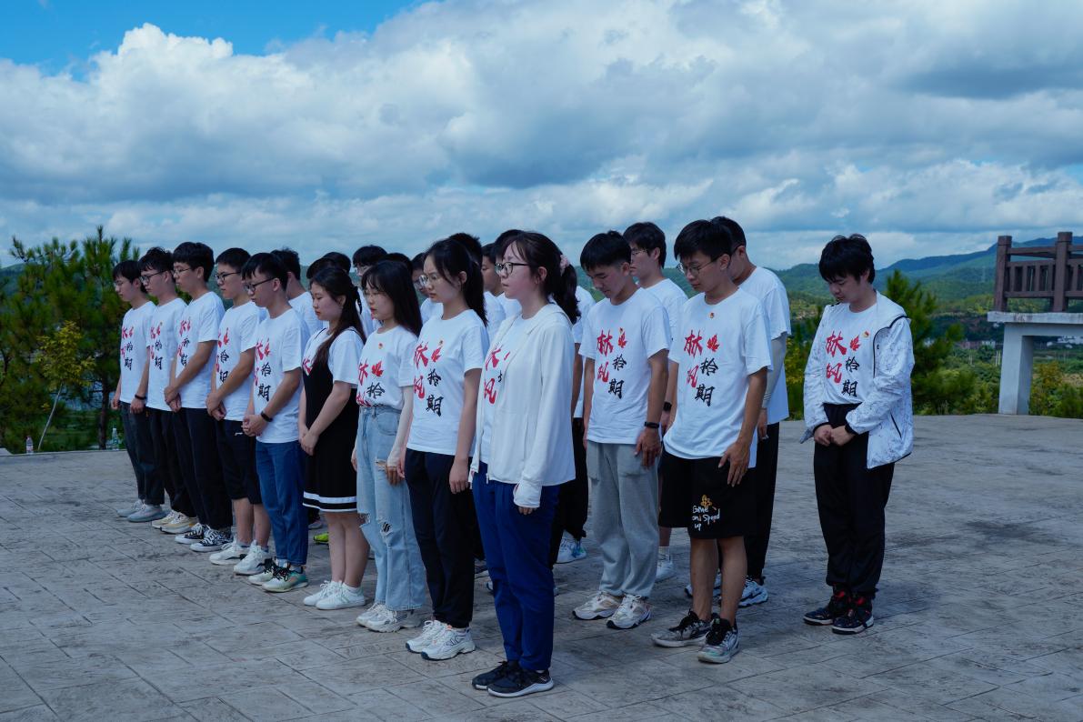 20220808-0814-清华大学“林枫计划”师生赴江西赣县区调研实践-桂雨谦摄-支队师生在纪念碑前缅怀革命先烈.jpg