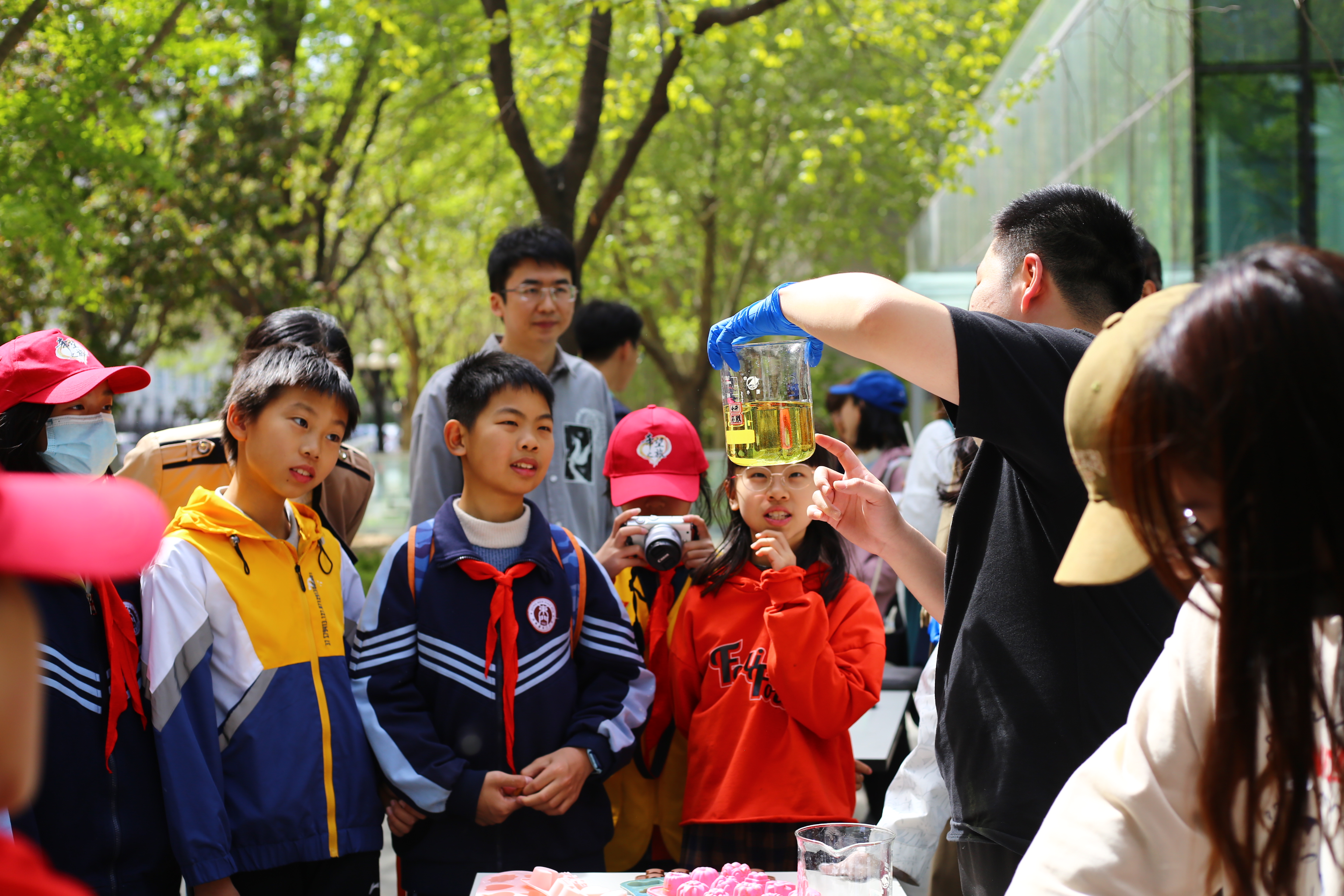 20230416-暖芽计划-赵南岚-小学生们仔细聆听志愿者讲解“废油变肥皂”的原理.JPG