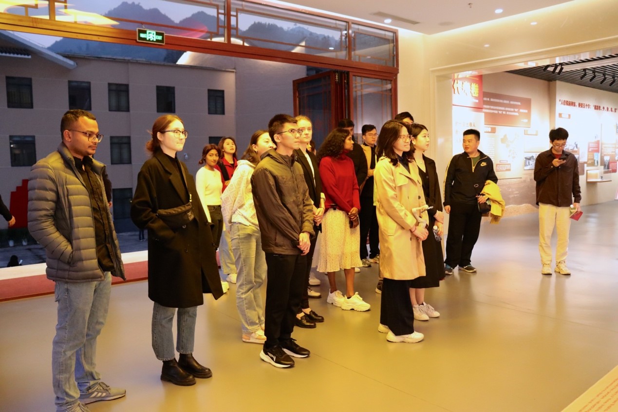 20231124-发现中国智慧，洞察中国发展——2023年清华大学“洞察中国”全球胜任力社会实践纪实-“洞察中国”福建实践支队-“洞察中国”赴福建支队成员参访难忘下党主题馆.jpg